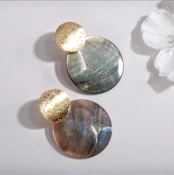 Gorgeous gold shell disc earrings - Picture 7 of 8